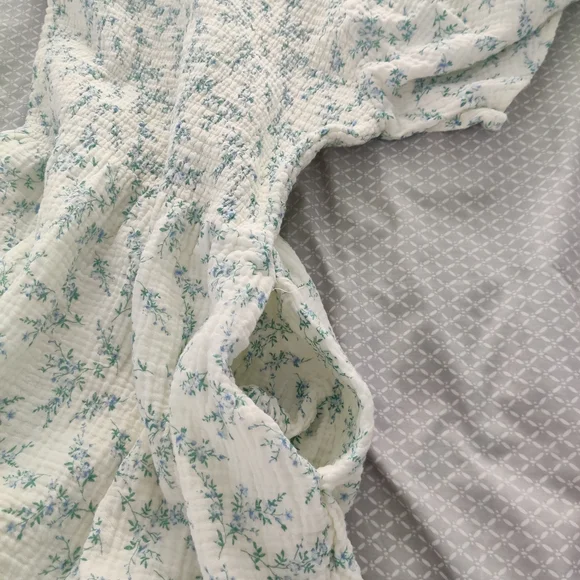 Ivy City Co Pale Blue Floral Maxi Dress with Puff Sleeves - Picture 6 of 9